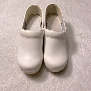 Dansko White Clogs Sz 36 Nursing